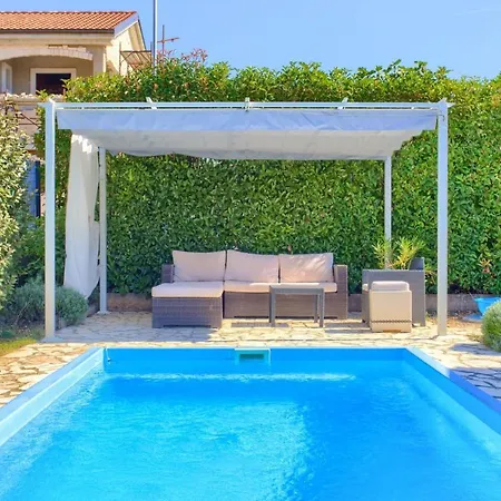 Holiday home House Nika With Pool And Jacuzzi *