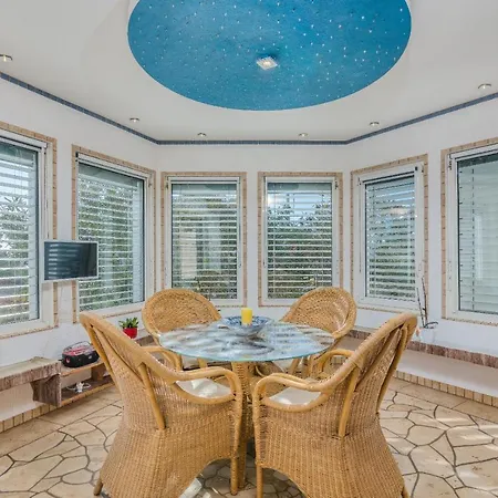 House Nika With Pool And Jacuzzi Holiday home *