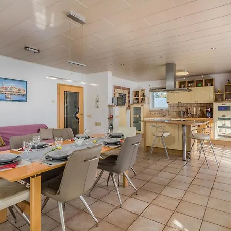 House Nika With Pool And Jacuzzi Linardici