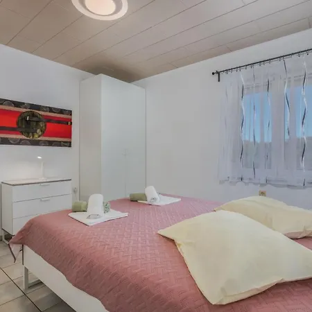 House Nika With Pool And Jacuzzi Holiday home *